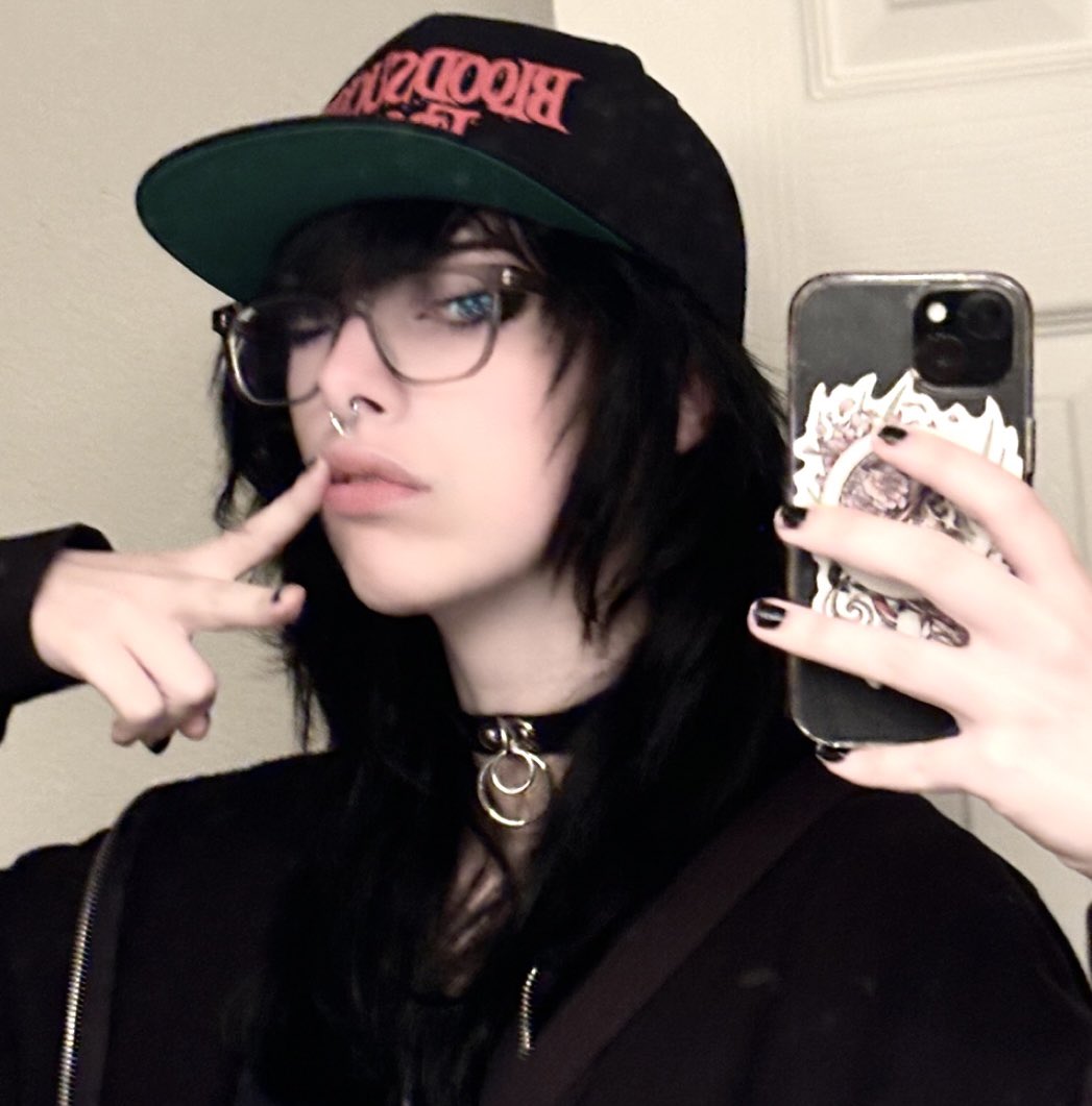 mothdevourer's tweet image. Turn my swag onnnnn