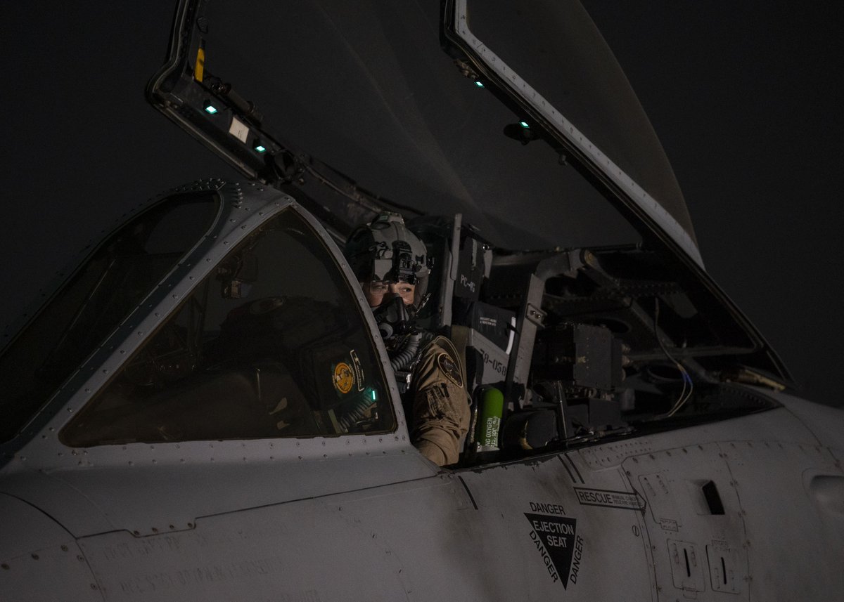 اے-10 فضائیہ کا پہلا طیارہ ہے جو زمینی افواج کی قریبی فضائی مدد کے لیے تیار کیا گیا۔

30 ملی میٹر گیٹلنگ گن سے لیس، یہ دوست افواج کے قریب خطرات پر فوری ردعمل دے کر زمین پر فوجیوں کوانمول تحفظ فراہم کرتا ہے۔

#سینٹ_کام