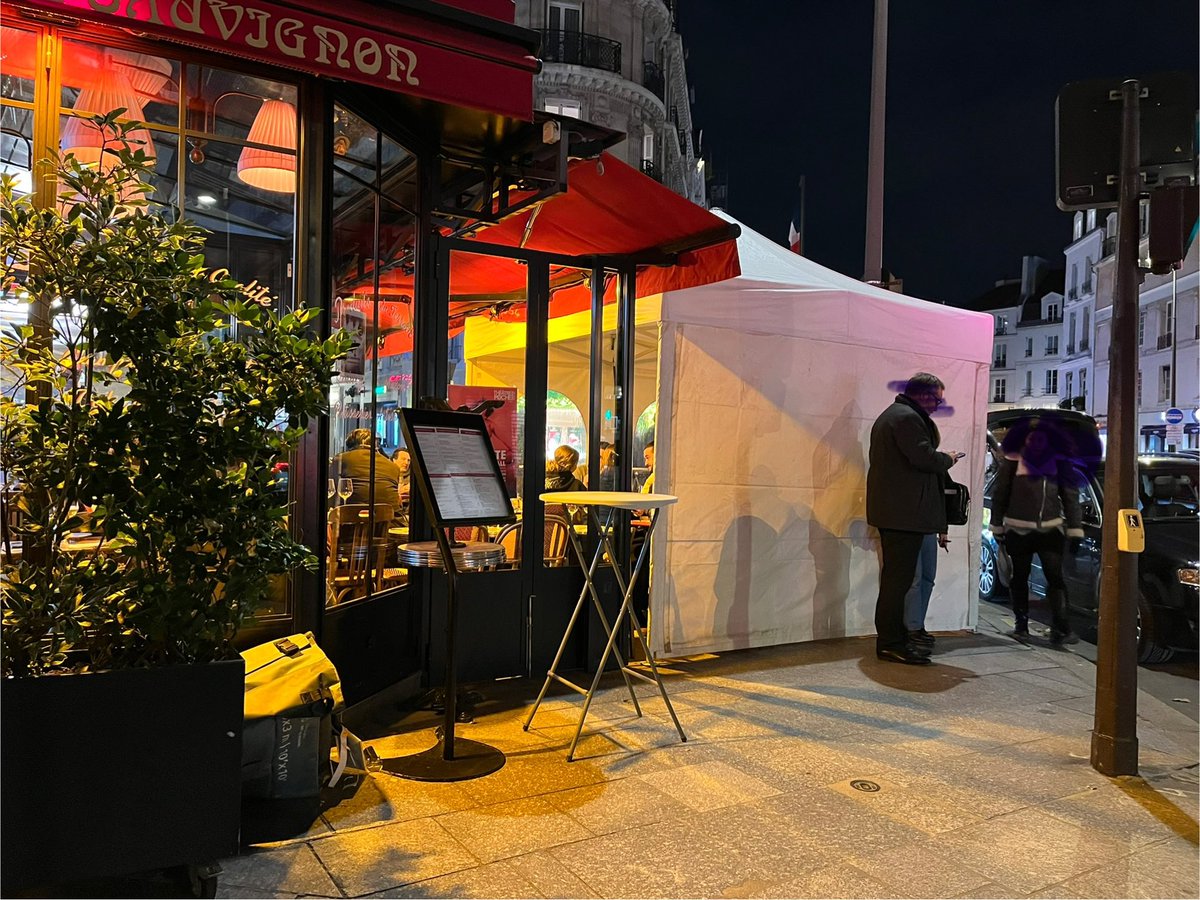 Totalement has been la terrasse éphémère. 
Désormais, c’est le barnum - si  peu encombrant - en plein trottoir, au Sauvignon, rue de Sèvres. Pourquoi se gêner ? 🍷🍻
Autorisé ? 
<a href="/DroitParis/">Droit au Sommeil PARIS</a> 
<a href="/Terrasses_75/">Terrasses_Paris</a> 
<a href="/mairie6paris/">Mairie du 6ᵉ</a>