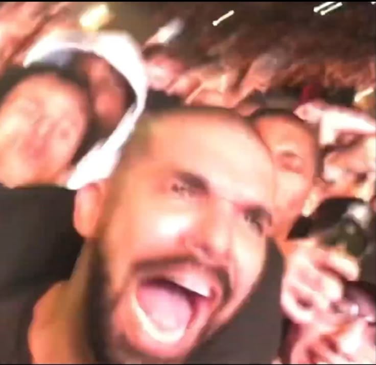 minamhopekook's tweet image. Yo con esa canción de BTS que ni los BTS recuerdan que tienen