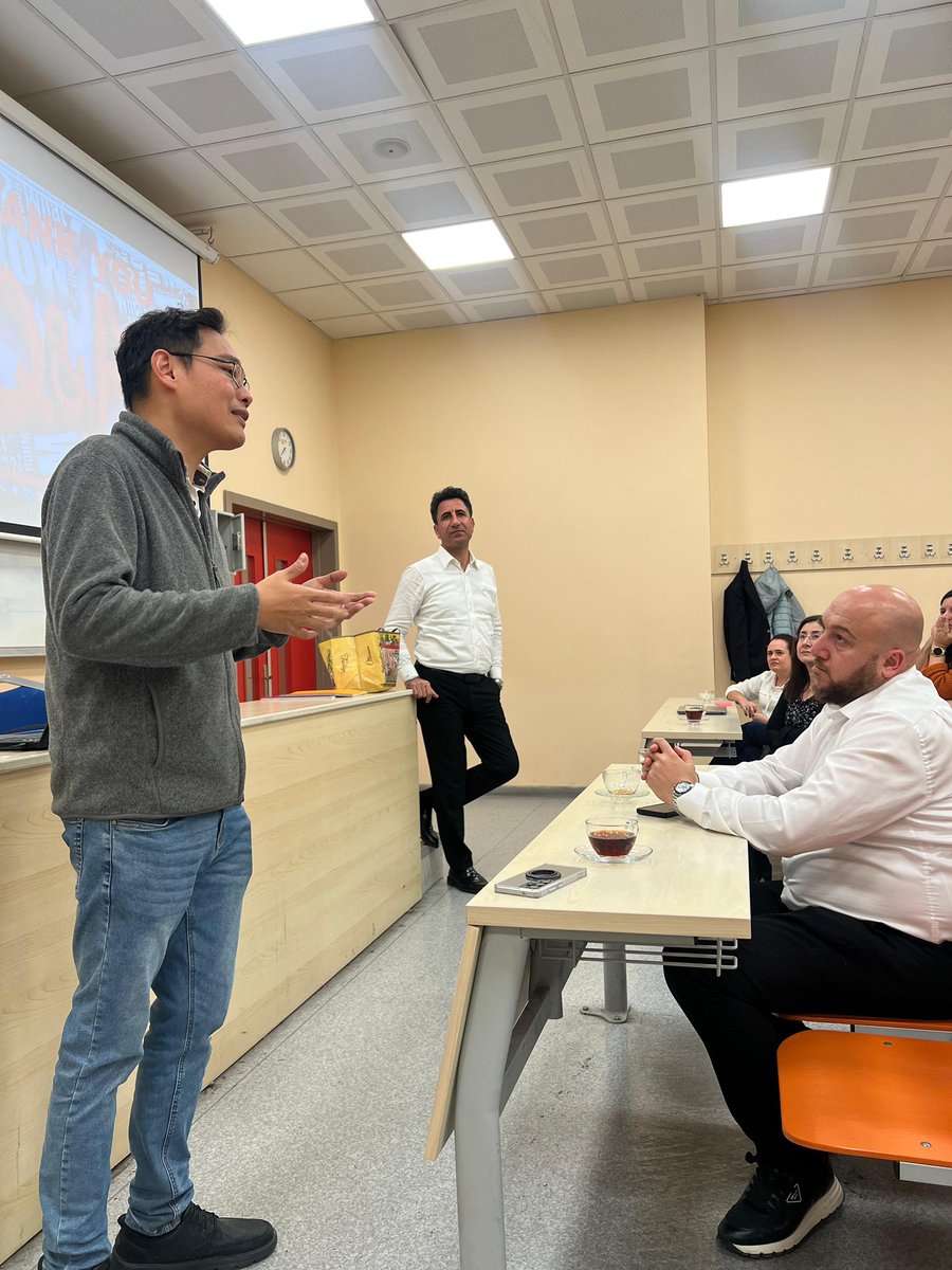 “Think Different to be Different” seminer serimizin bu akşamki konuğu “The Federation of Asian Chemical Societies” başkanı Prof. Dr. Juan Joon Ching oldu.📚

Yaptığı bilimsel çalışmalar ile ilgili güzel örnekleri grubumuz ile paylaşan Dr. Ching araştırma ekibimize kendi bilim