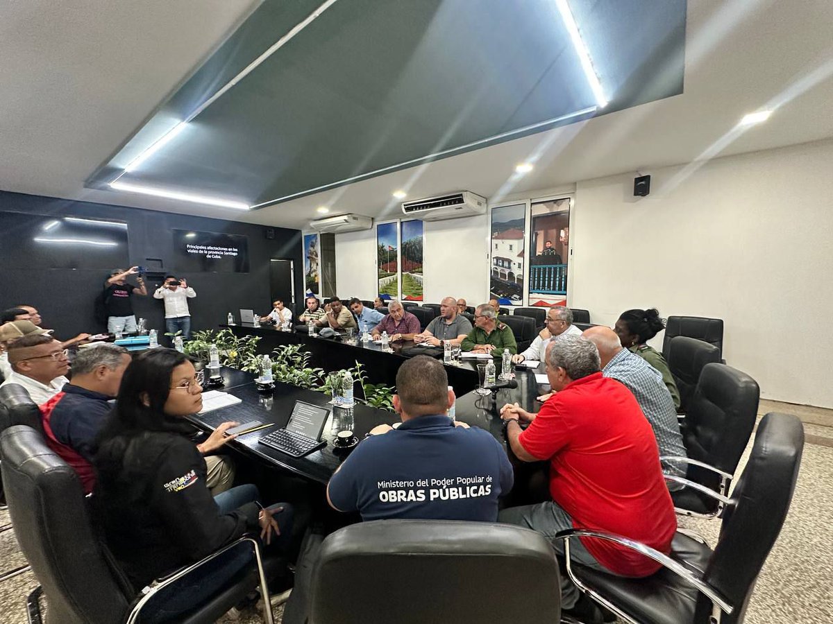 MitransCuba's tweet image. Una brigada  de especialistas de Venezuela continúa desplegada en Santiago de Cuba  para apoyar en las labores de recuperación tras el paso del huracán  Melissa, en cumplimiento de las instrucciones del presidente Nicolás  Maduro. mitrans.gob.cu/noticias/solid…