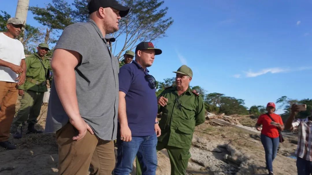 MitransCuba's tweet image. Una brigada  de especialistas de Venezuela continúa desplegada en Santiago de Cuba  para apoyar en las labores de recuperación tras el paso del huracán  Melissa, en cumplimiento de las instrucciones del presidente Nicolás  Maduro. mitrans.gob.cu/noticias/solid…