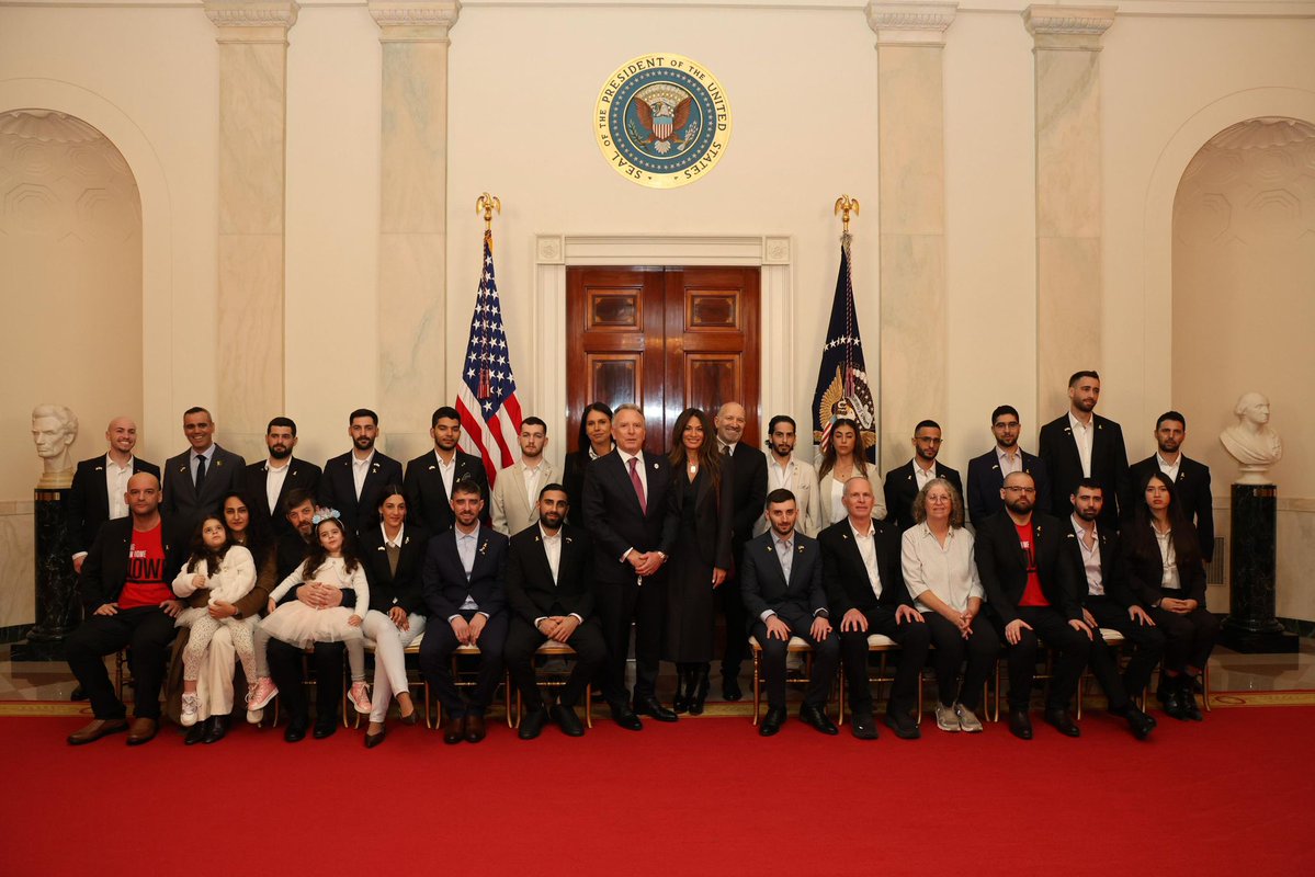 EliAfriatISR's tweet image. A moving photo from the White House: 26 survivors of captivity alongside Witkoff. 🇮🇱🇺🇸🎗️