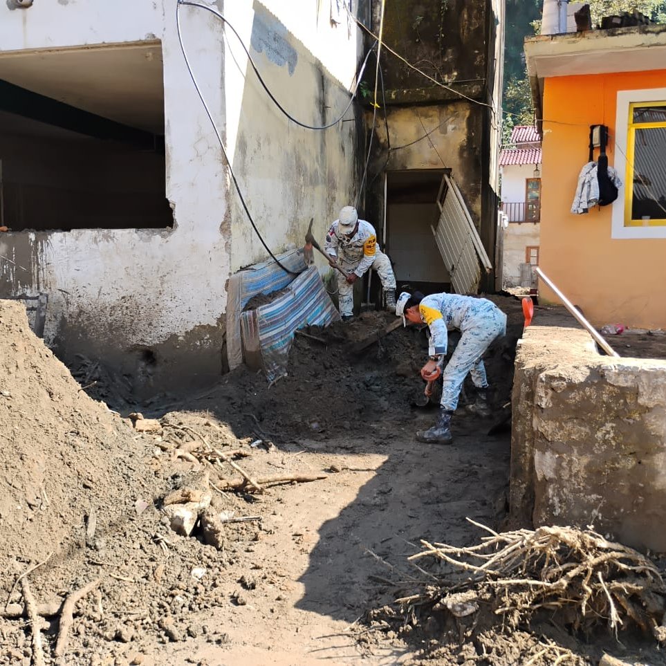 gobiernohidalgo's tweet image. 🚧🤝 En #Tianguistengo se coordinan los trabajos de limpieza en la comunidad de Tlacolula, así como la apertura al tránsito vehicular, para garantizar la movilidad y seguridad de las familias afectadas.

#HidalgoUnido
#PrimeroElPueblo