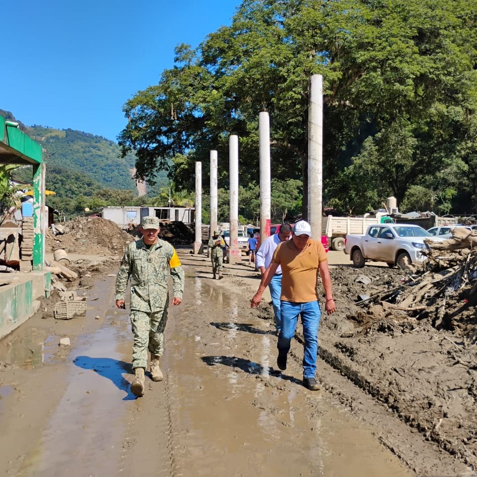 gobiernohidalgo's tweet image. 🚧🤝 En #Tianguistengo se coordinan los trabajos de limpieza en la comunidad de Tlacolula, así como la apertura al tránsito vehicular, para garantizar la movilidad y seguridad de las familias afectadas.

#HidalgoUnido
#PrimeroElPueblo