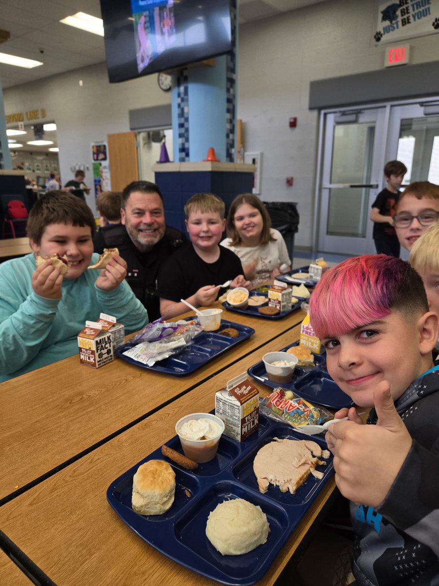 LepsLunchLand's tweet photo. It’s Thanksgiving in our cafeteria’s! https://t.co/YCxS10EnP1