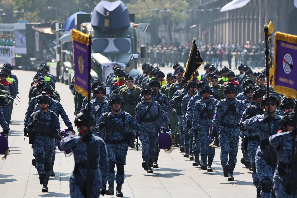Todo un honor compartir el desfile de la #RevoluciónMexicana, encabezado por la Presidenta <a href="/Claudiashein/">Claudia Sheinbaum Pardo</a>, con representantes de los Poderes de la Unión y compañeros del movimiento. 🇲🇽