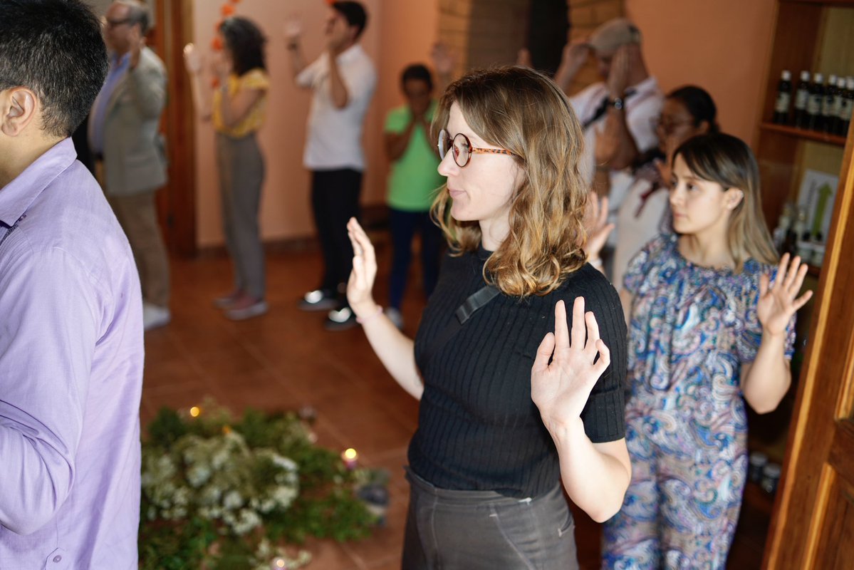 Fue un gusto visitar la cooperativa Capuli, donde mujeres zapotecas de la Sierra Juárez sanan con saberes ancestrales y construyen autonomía económica. Un ejemplo de resistencia, cuidado del territorio y comunidad. Gracias por compartir su sabiduría.