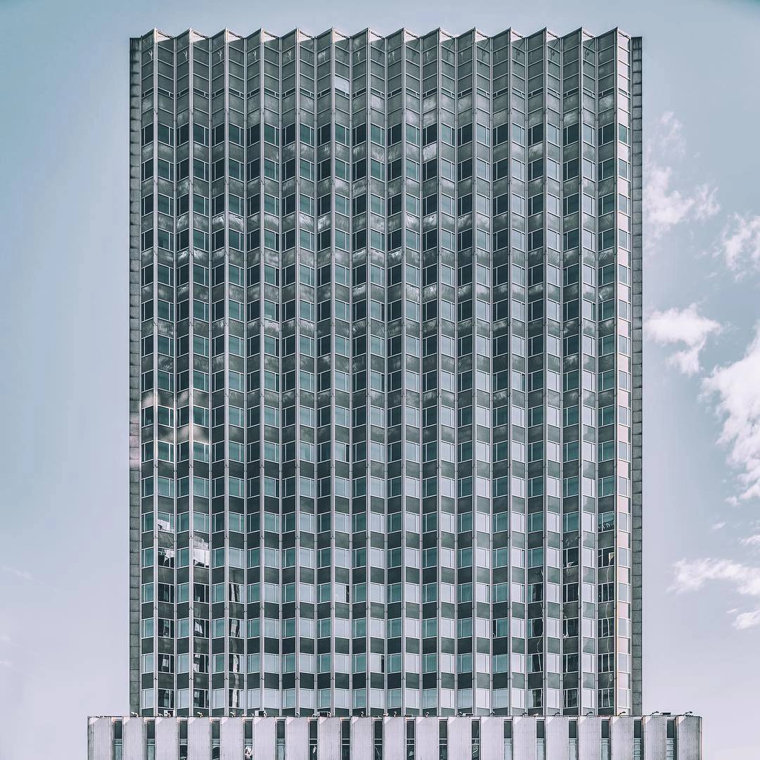 Гостиница «Белград» (сегодня - AZIMUT Отель Смоленская). Была полностью реконструирована по проекту бюро T+T Architects

Построена в 1975 году в Москве