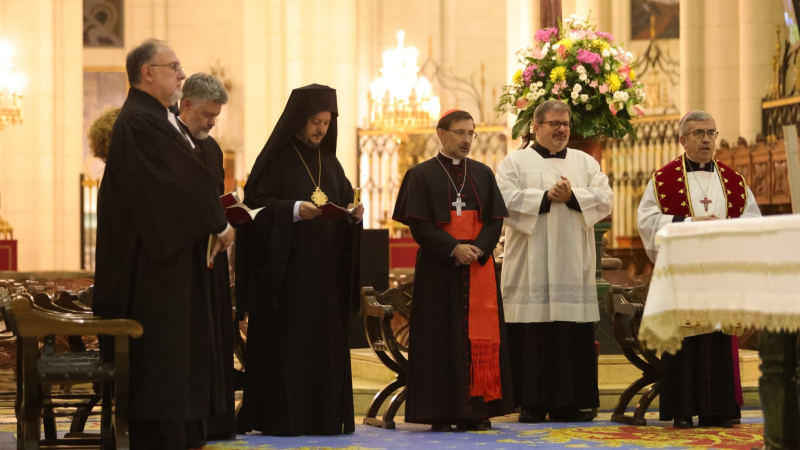 archimadrid's tweet photo. 📰La #CatedralDeLaAlmudena, epicentro de la celebración ecuménica por el 1700 aniversario del #ConcilioDeNicea 

➡️«Compartimos la alegría de decir juntos “creemos” para promover la comunión plena y visible entre todos los cristianos»

@prensaCEE 

https://t.co/nLv1VAL2D5 https://t.co/52fJCOWhPe