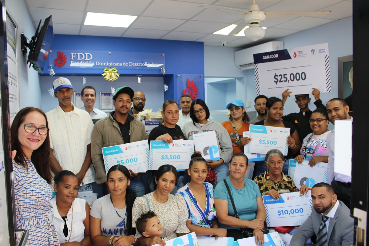 fddesarrollo's tweet photo. Con gran emoción entregamos ayer los premios del concurso realizado junto a Acabados y Pinturas y la FDD, donde otorgamos miles de pesos en pintura para apoyar a nuestros clientes en el embellecimiento de sus hogares. 🎨💙 https://t.co/TTXcxrZi03