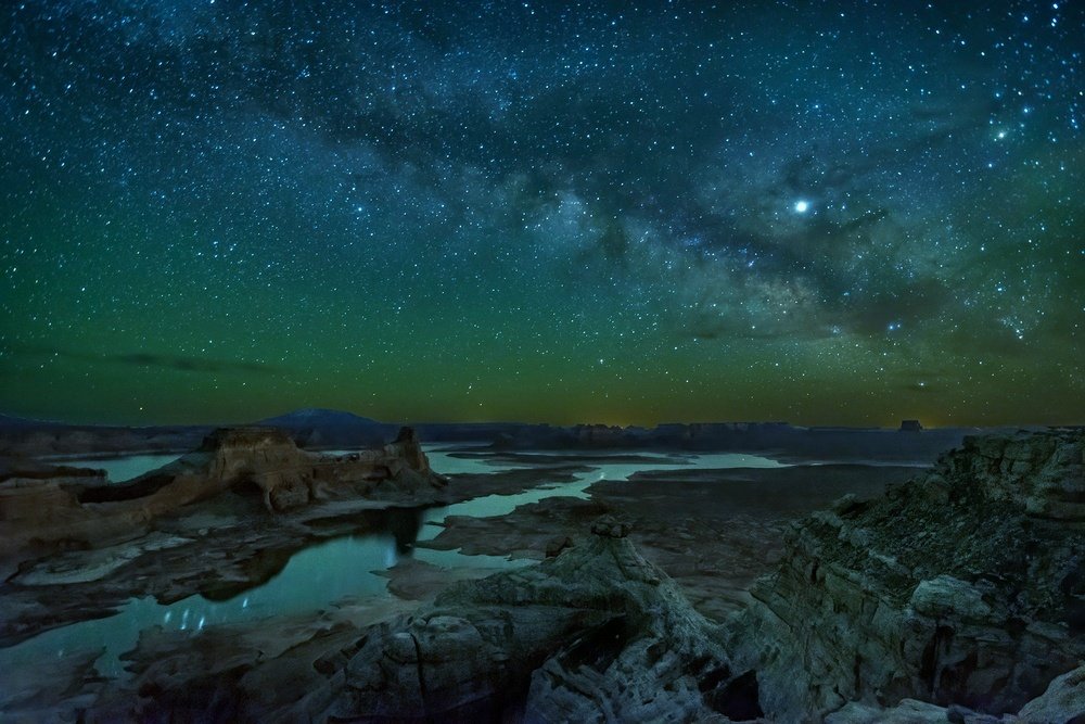 ProjectImpero's tweet image. Robert Fosbury is the first person in the health space I&apos;ve ever heard highlight something so obvious it goes unseen: that the night sky is, for half of every lunar month, composed predominantly of blue light.