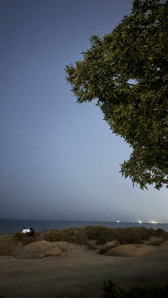 Labeed32's tweet image. أيتها الأنجُم
لستِ وحدك
من يسهر الليل
وينطفئ 
في النهار