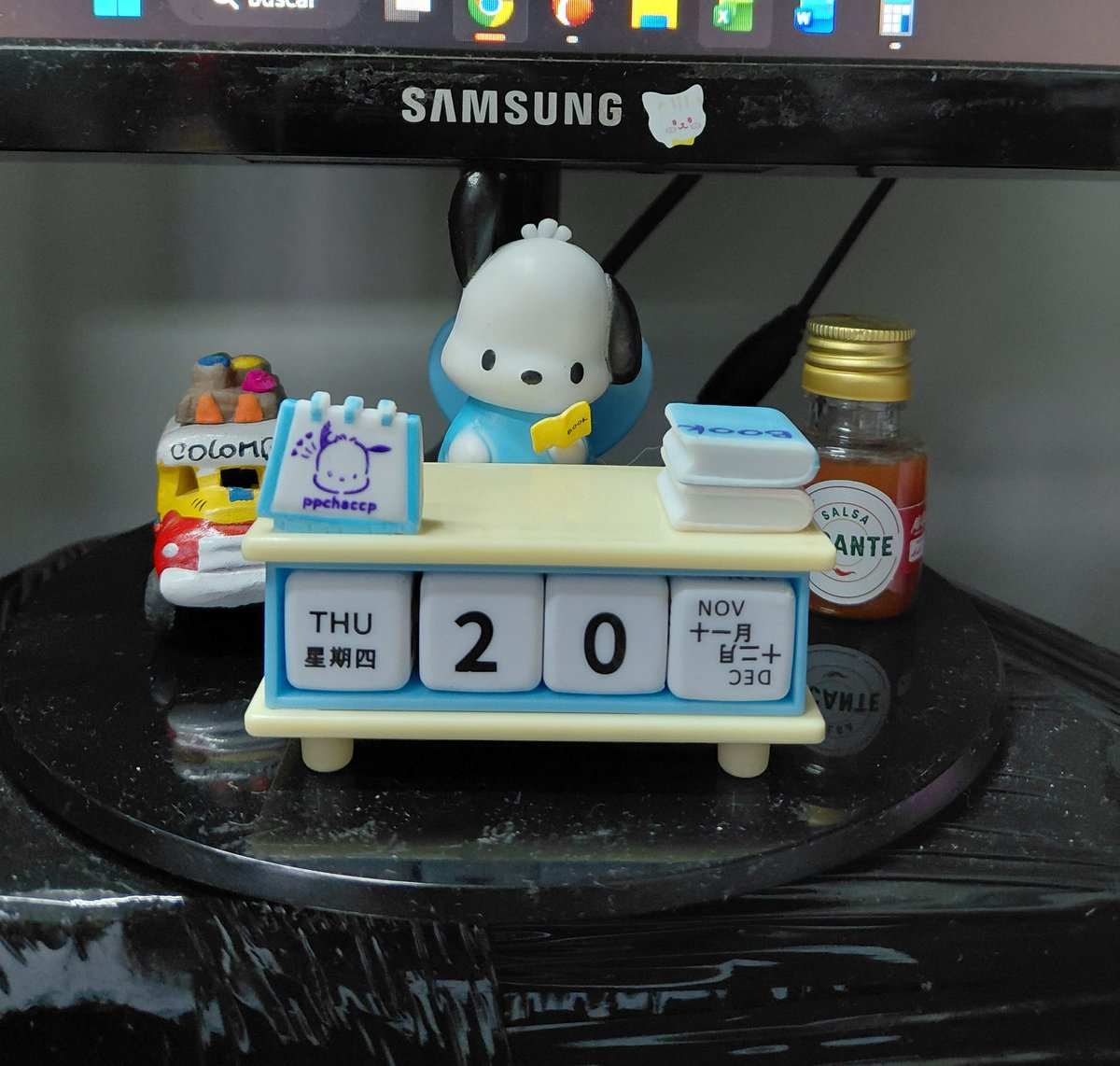 Yo: voy a dejar de comprar boludeces 

Also yo: compre un calendario de un perrito leyendo