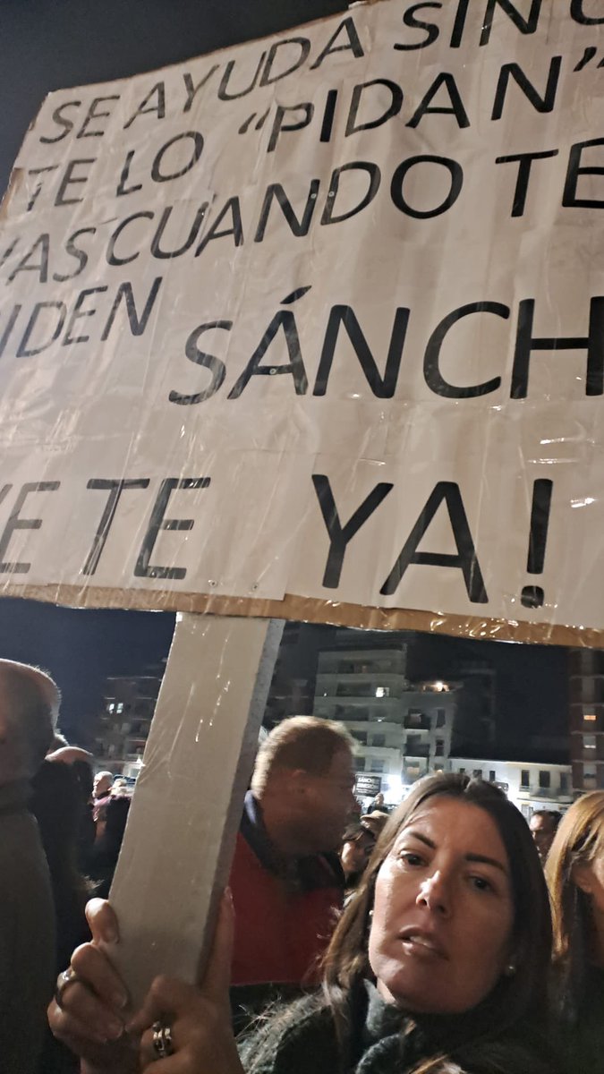 CristinaSegui's tweet image. Paiporta esta tarde! Estás también son víctimas. Pero había derecho de admisión de perjudicados el día que El Galgo vino a fingir un pseudo rito exculpatorio hace unos días.