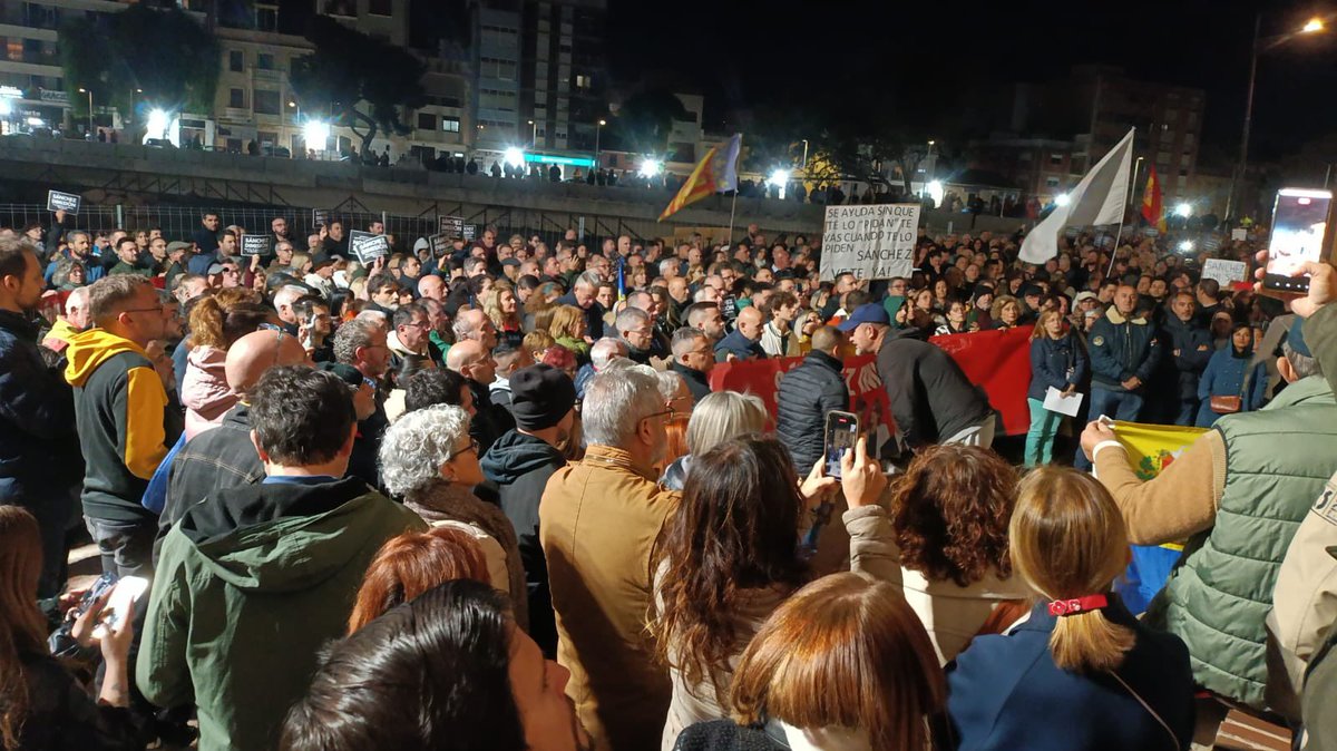 CristinaSegui's tweet image. Paiporta esta tarde! Estás también son víctimas. Pero había derecho de admisión de perjudicados el día que El Galgo vino a fingir un pseudo rito exculpatorio hace unos días.