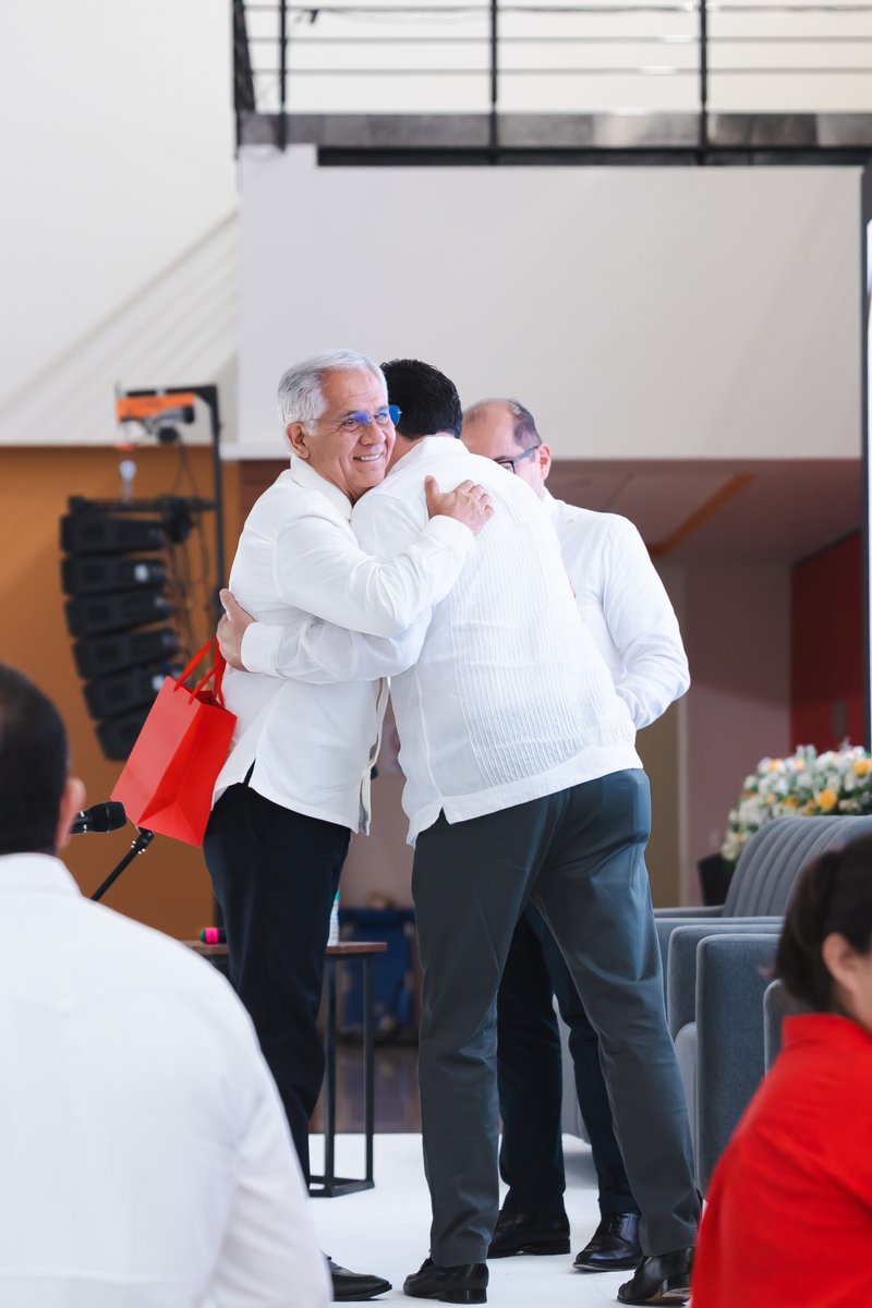 ✨ Reunión Anual AIPM 2025 
En el marco de este evento, la AIPM otorgó reconocimientos a Expresidentes y Asociados con mayor trayectoria🏆

➡️ Más información: aipmac.org.mx/reunion-anual-…

#ReuniónAnual #TrayectoriaAIPM #LegadoProfesional