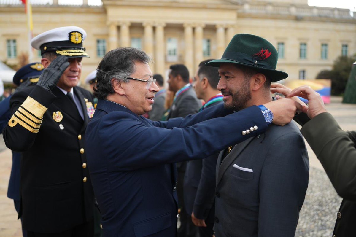 CesarPachonAgro's tweet image. Quédate con quien te mire como miro al presidente 🤣