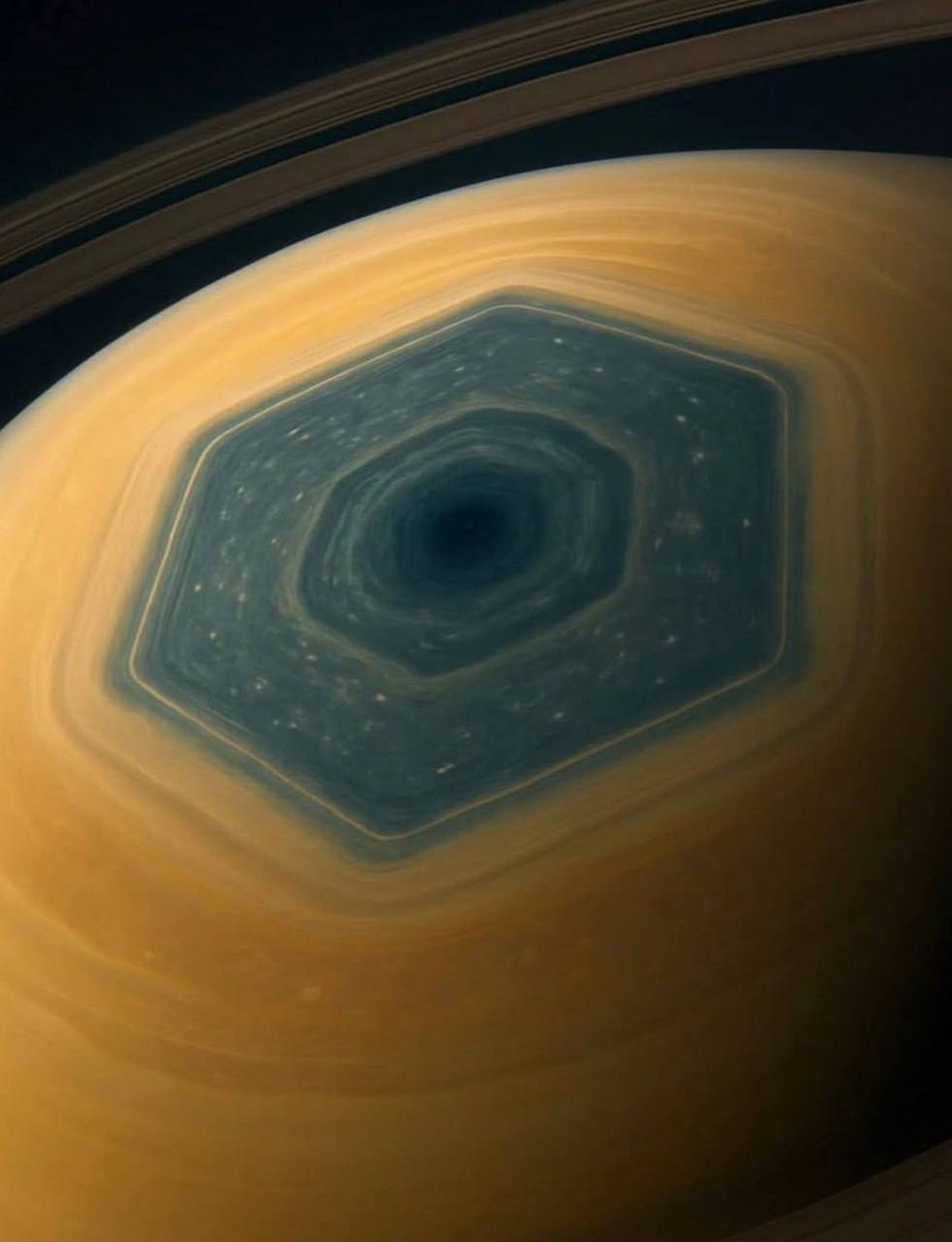 konstructivizm's tweet image. Saturn&apos;s famous hexagon.

This atmospheric phenomenon rotates counterclockwise at approximately 320 km/h, completing one rotation every 10 hours and 40 minutes.

The hexagon is approximately 25,000 km in diameter.

Remarkably, while storms on other planets change and disappear,…