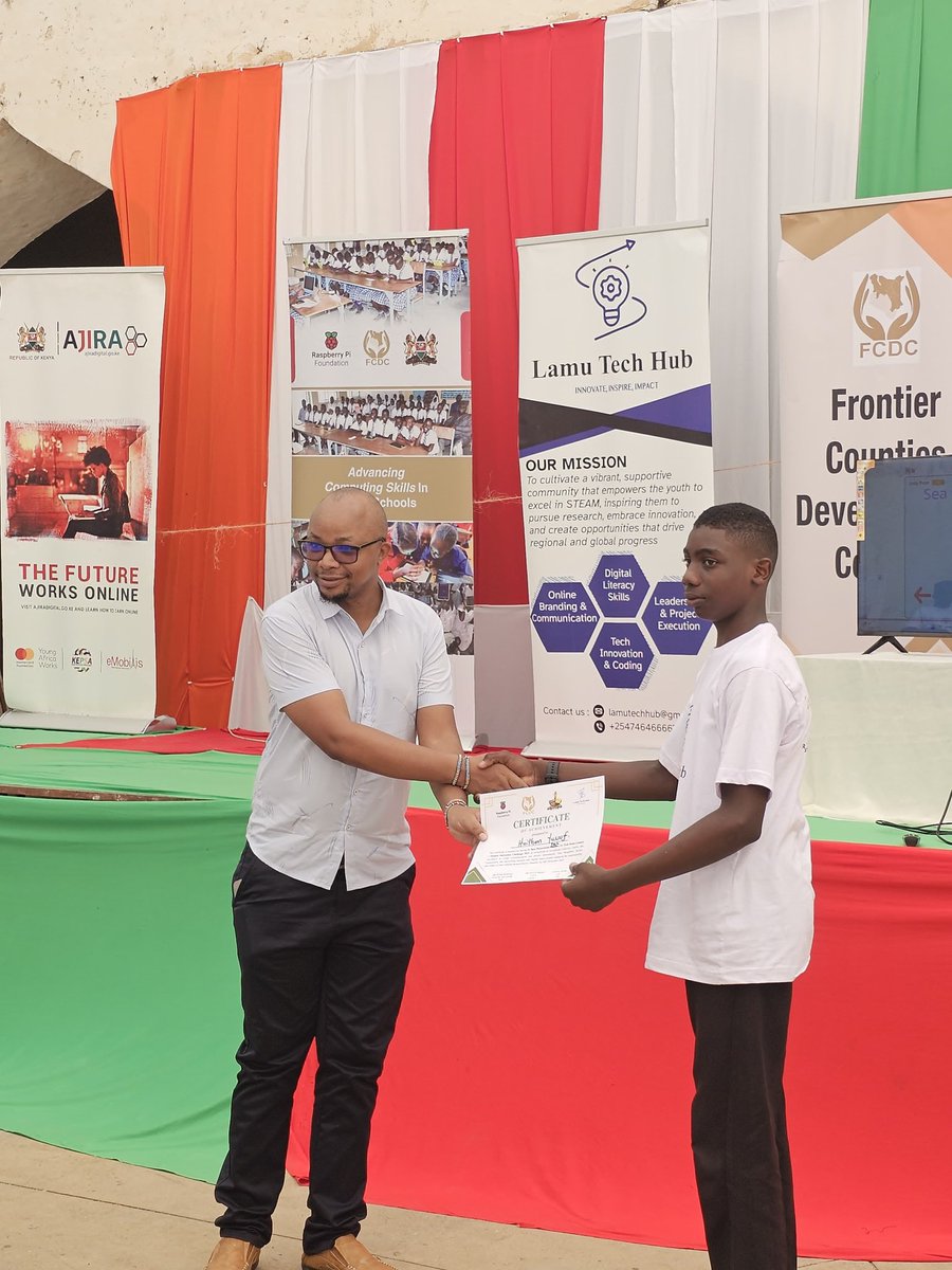 LatifaNoor5's tweet image. #TechMeetsCulture project was a time for students to showcase how Technology is so important during the #lamuculture . @LamuTechHub