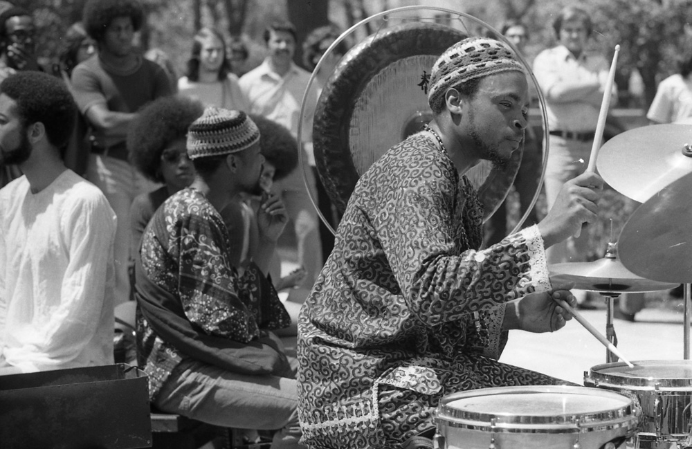 steinbeckpaul's tweet image. Joseph Jarman taking in a performance by Famoudou Don Moye and Steve McCall at @UChicago, May 19, 1972. Photo by Frank Gruber.
#aacm #artensembleofchicago #creativemusic #experimentalmusic #greatblackmusic #southside