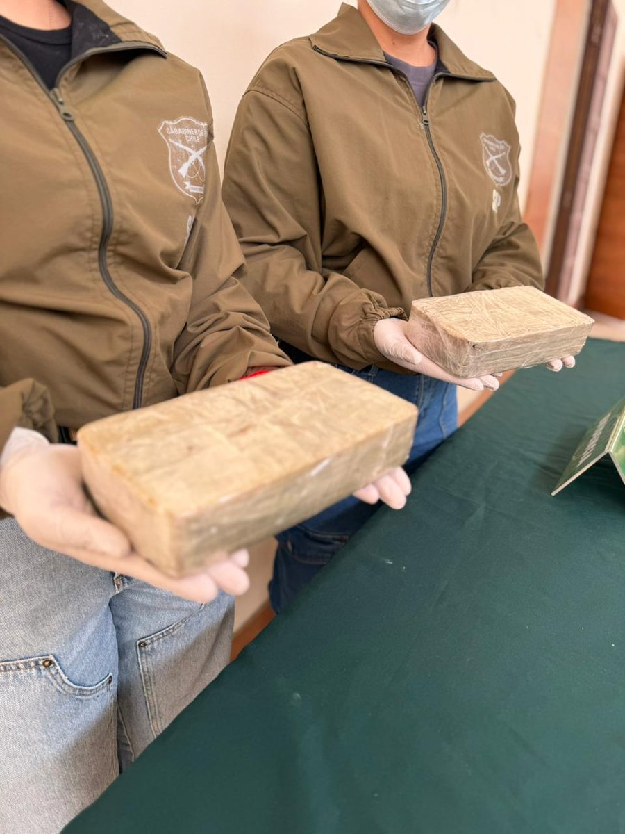 Carabineros de la🕵🏻‍♂️S.I.P. de la 3ª Comisaría #Valparaíso Norte detuvo a dos sujetos con órdenes vigentes de aprehensión, incautando pasta base de cocaína avaluada en más de $20 millones, un arma blanca y $7 millones en efectivo. 🚨 #OrdenyPatria