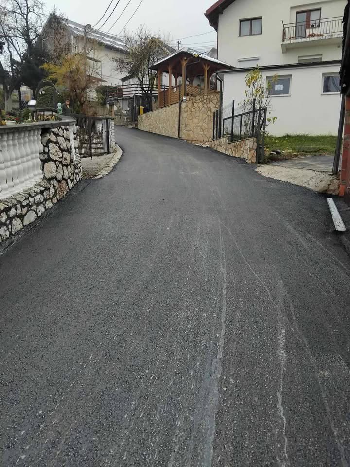 Asfaltirana saobaćajnica u ulici Gornji Velešići. U narednim danima slijedi ugradnja odbojne ograde i obilježavanje saobraćajne signalizacije.

Za ljepše lice našeg Novog Sarajeva ❤️🌷
