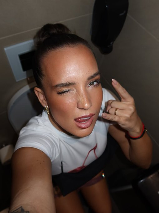 Julia Römmelt - 2 pic. Grüße von meinem Lieblingsort! 🚻🧻 https://t.co/tGQsnxunsy