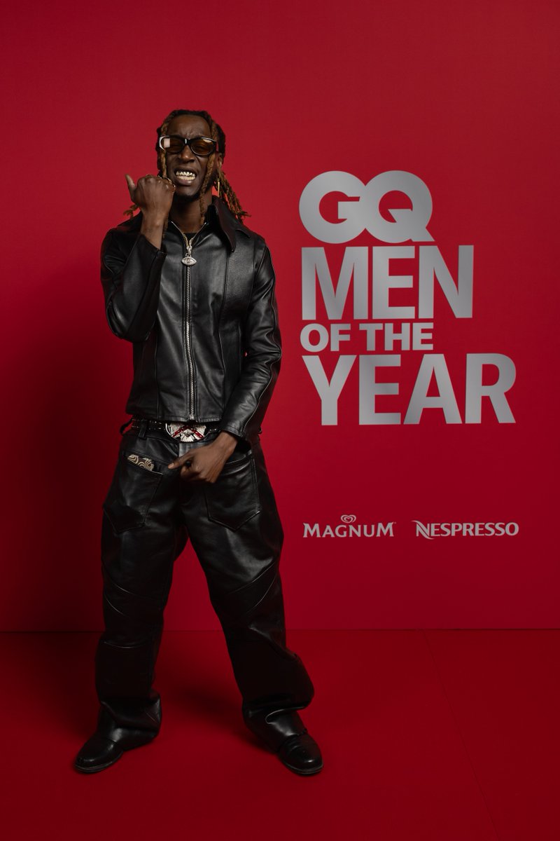 Shayne de Nouvelle École fait son entrée sur le tapis rouge des Hommes de l'année GQ 2025. #GQMOTY