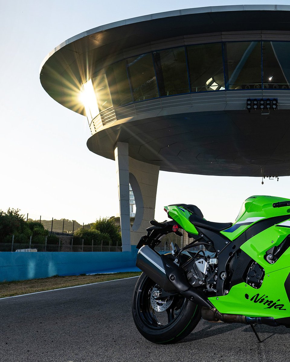 KawasakiUSA's tweet image. With a new cowl delivering aggressive styling and aerodynamic winglets for corner-carving grip, the 2026 Ninja ZX-10R is engineered to shatter lap times and expectations.

Unleash the new 2026 #NinjaZX10R at r.kawasaki.com/z6TEg72C. #PushTheLimit #NinjaLife #GoodTimes #Kawasaki