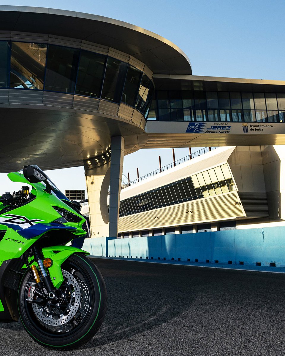 KawasakiUSA's tweet image. With a new cowl delivering aggressive styling and aerodynamic winglets for corner-carving grip, the 2026 Ninja ZX-10R is engineered to shatter lap times and expectations.

Unleash the new 2026 #NinjaZX10R at r.kawasaki.com/z6TEg72C. #PushTheLimit #NinjaLife #GoodTimes #Kawasaki