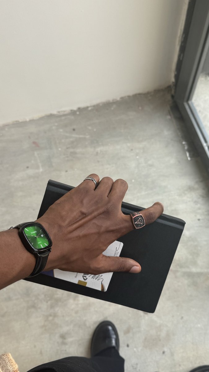 G O D E S Q U E tweet media