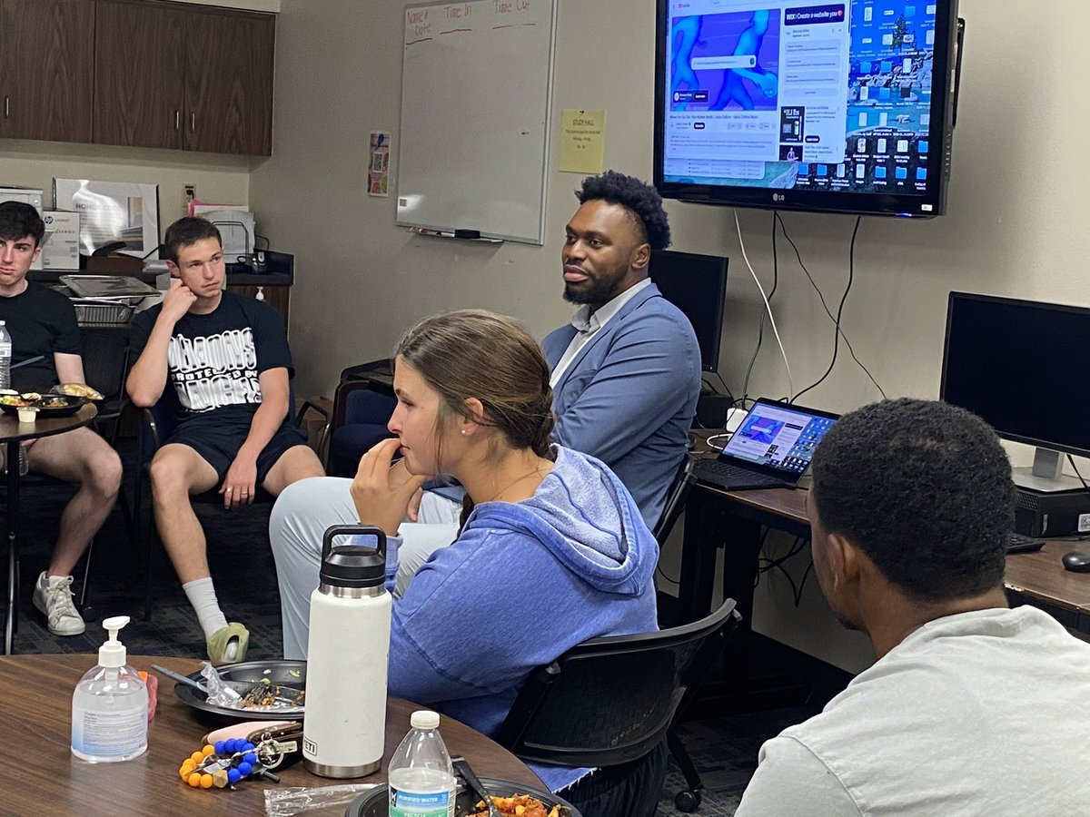 UTA_SA_Dev's tweet image. We closed out the semester with alum Link sharing his documentary on the challenges he faced in college, his basketball career, and his transition out of sport. Our student-athletes appreciated his honest and inspiring story. 💙🧡

#MavUp #BeyondTheGame #StudentAthleteDevelopment