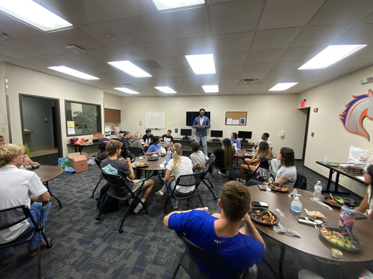 UTA_SA_Dev's tweet image. We closed out the semester with alum Link sharing his documentary on the challenges he faced in college, his basketball career, and his transition out of sport. Our student-athletes appreciated his honest and inspiring story. 💙🧡

#MavUp #BeyondTheGame #StudentAthleteDevelopment