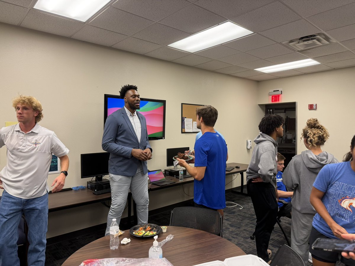 UTA_SA_Dev's tweet image. We closed out the semester with alum Link sharing his documentary on the challenges he faced in college, his basketball career, and his transition out of sport. Our student-athletes appreciated his honest and inspiring story. 💙🧡

#MavUp #BeyondTheGame #StudentAthleteDevelopment