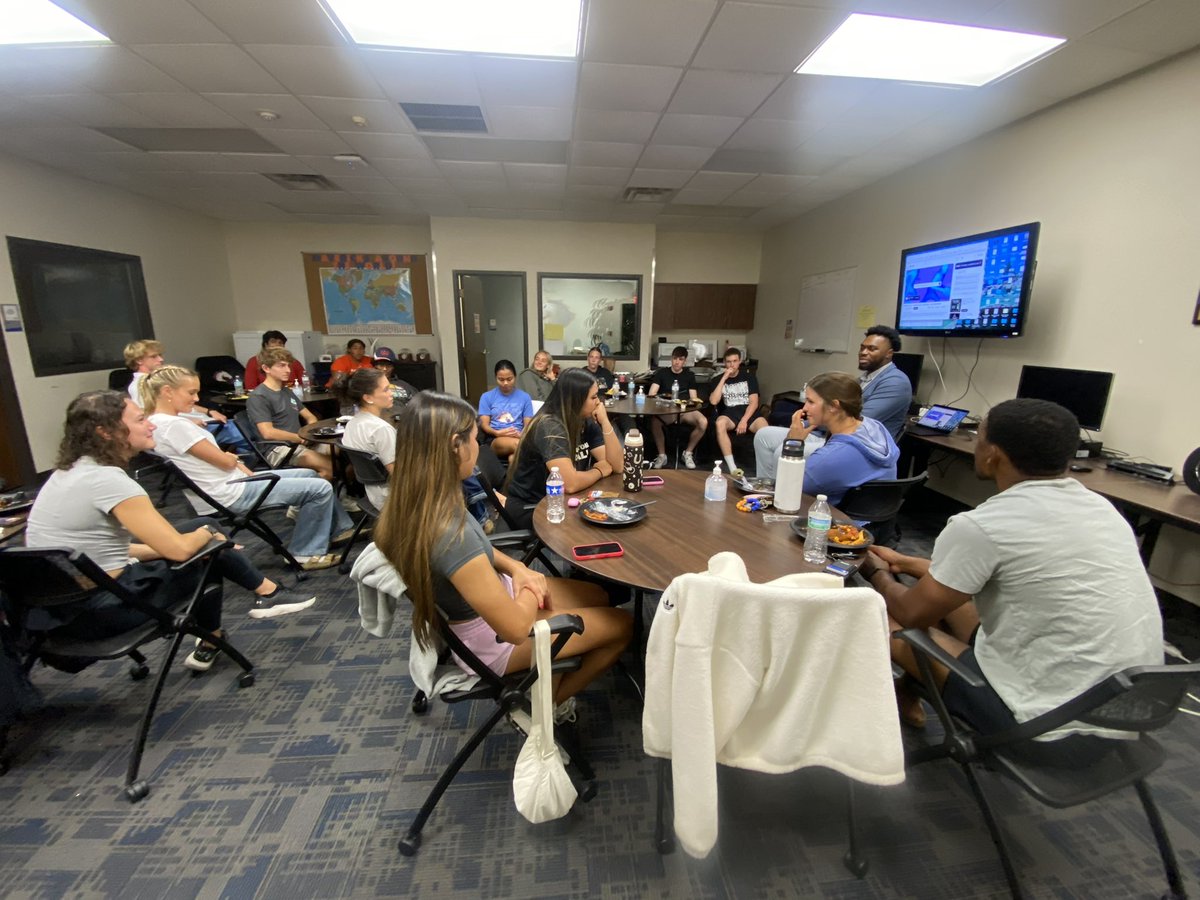 UTA_SA_Dev's tweet image. We closed out the semester with alum Link sharing his documentary on the challenges he faced in college, his basketball career, and his transition out of sport. Our student-athletes appreciated his honest and inspiring story. 💙🧡

#MavUp #BeyondTheGame #StudentAthleteDevelopment