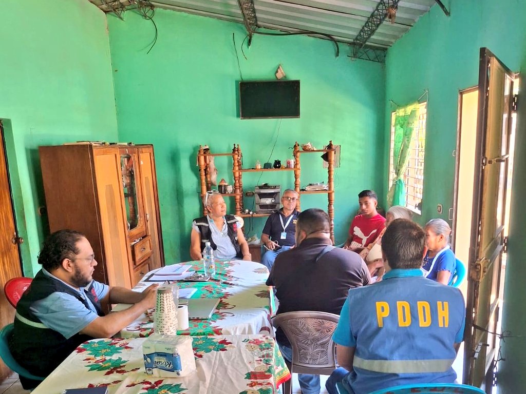 PDDHElSalvador's tweet photo. Ante #TrabajoConjunto de #ProcuradoraDDHH @RaqueldeGuevara, #AdjuntaMigrantesySeguridad a través del Dpto. Especializado, visitó a 3 familias en Ahuachapán para informar sobre los casos reportados en el Mecanismo de Apoyo Exterior #MAEBI, con acompañamiento de #Cofamide y @FJEDD. https://t.co/DCCnKmQ5WT