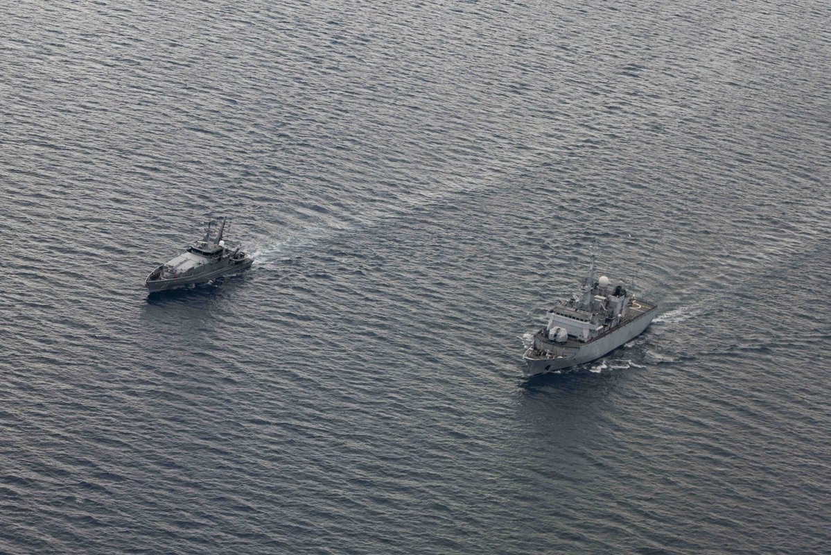 FrenchForces's tweet image. 📍Pacific Ocean | 🇦🇺 and 🇫🇷 navies training together 💪
 
⚓ Coordinating maneuvers between a 🇫🇷 frigate and an 🇦🇺 patrol vessel within the New Caledonian Exclusive Economic zone, with support from a 🇫🇷 Falcon Gardian aircraft.
 
🤝 Boarding and live-fire drills conducted between…