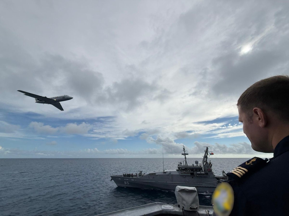 FrenchForces's tweet image. 📍Pacific Ocean | 🇦🇺 and 🇫🇷 navies training together 💪
 
⚓ Coordinating maneuvers between a 🇫🇷 frigate and an 🇦🇺 patrol vessel within the New Caledonian Exclusive Economic zone, with support from a 🇫🇷 Falcon Gardian aircraft.
 
🤝 Boarding and live-fire drills conducted between…