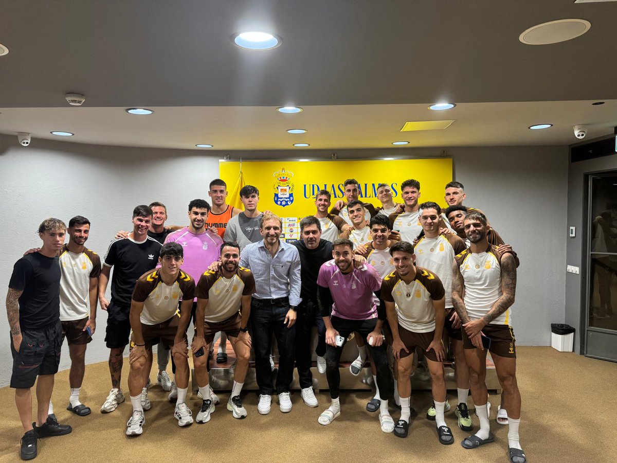 🤝⚽ VISITAS A VESTUARIOS

🗣️ AFE visita a las compañeros de la UD Las Palmas para interesarse por su situación, escuchar sus inquietudes e informarles de los recursos y actividades del sindicato.

👏🏻 Gracias por la implicación y por el trato recibido.