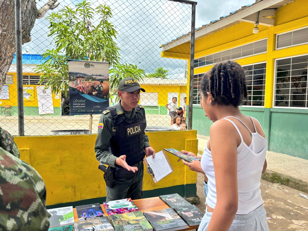 PoliciaUNIPEP's tweet photo. El Grupo Territorial para la Paz de @PoliciaDECOR, compartió con los jóvenes, adultos y representantes de otras entidades, libros que recopilan historias, anécdotas y relatos de policías que vivieron los efectos del conflicto. Conmemoramos y reconocemos su valentía.
#UNIPEP https://t.co/hgnPDSotMd
