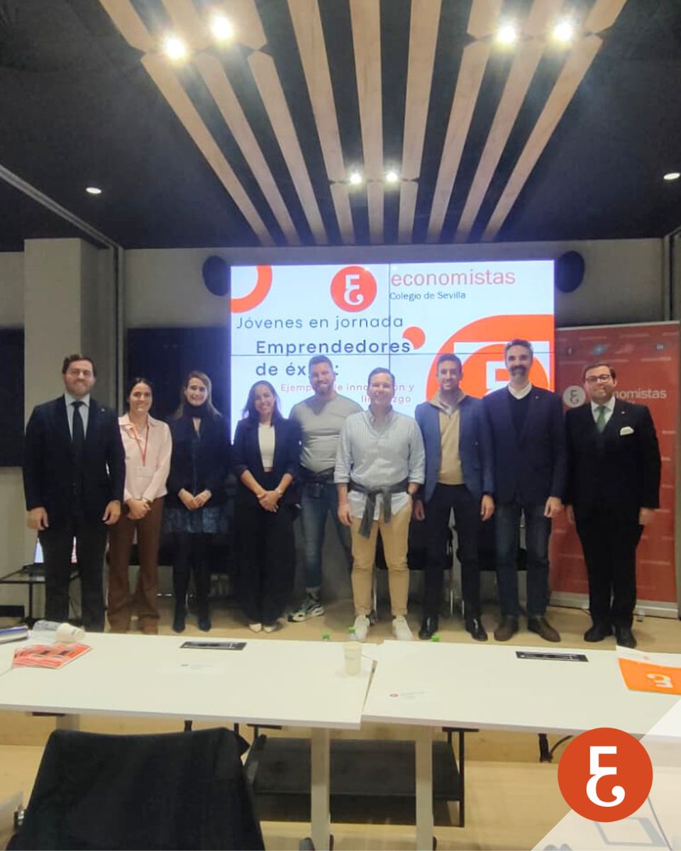 EconomistasSE's tweet photo. 📸 Foto de familia junto a los ponentes y miembros de la Junta de Gobierno de @EconomistasSE 

Un encuentro enriquecedor que refuerza nuestro compromiso con el impulso del talento joven y el desarrollo profesional de las nuevas generaciones.

Agradecemos a todos su participación. https://t.co/ntS2l3ny9f