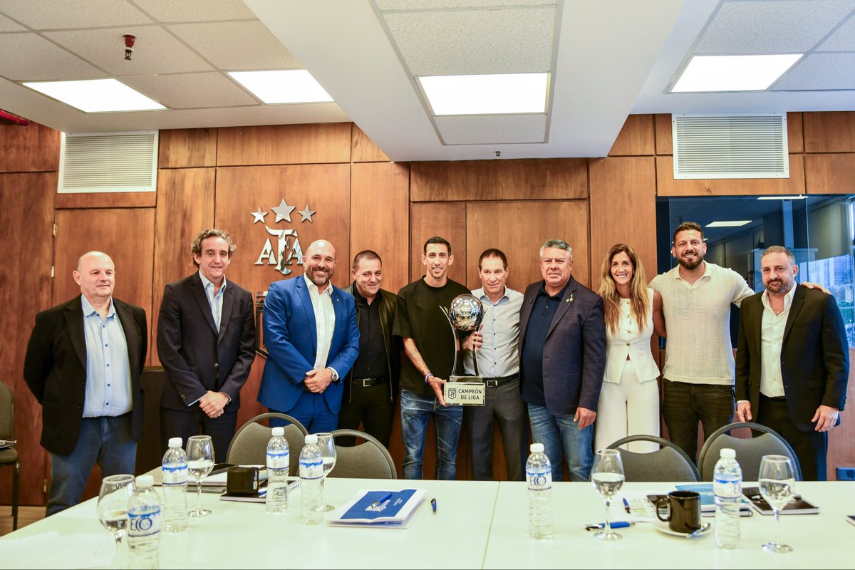 lucarp_20's tweet photo. No nos olvidemos que fue voto unanime. Hay que hacerse cargo adentro de los clubes tambien. Un papelon que Villaroel nos represente, y no es la primera vez que esta en primera fila apoyando al gordo traficante de medialunas de Tapia.

@rivedu @agustin_a10 @FSports_21 @facundo_v21 https://t.co/A6h3zI8eB7