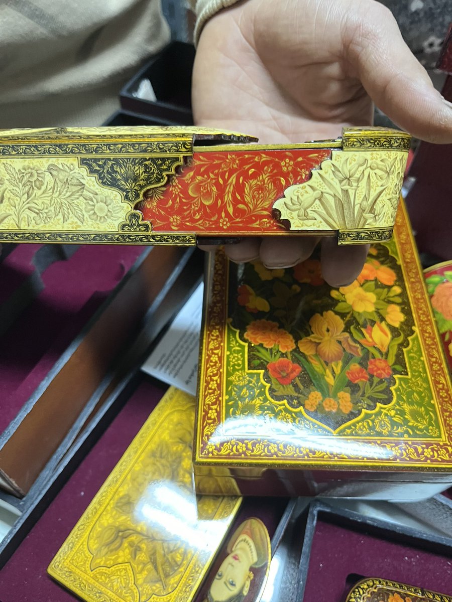 SaharSalkhi's tweet image. قلمدان‌ها مهم‌ترین عامل تشویق به آموختن خطاطی و خوشنویسی بودند 
قلمدان‌ها و آثار لاکی وحید فانید سوغات سفر تبریز