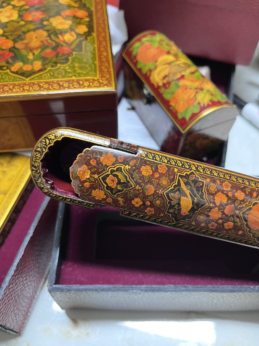 SaharSalkhi's tweet image. قلمدان‌ها مهم‌ترین عامل تشویق به آموختن خطاطی و خوشنویسی بودند 
قلمدان‌ها و آثار لاکی وحید فانید سوغات سفر تبریز