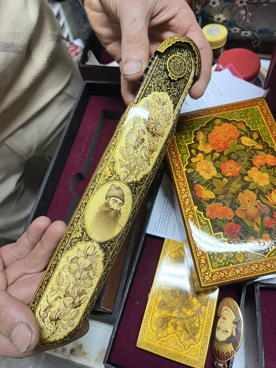 SaharSalkhi's tweet image. قلمدان‌ها مهم‌ترین عامل تشویق به آموختن خطاطی و خوشنویسی بودند 
قلمدان‌ها و آثار لاکی وحید فانید سوغات سفر تبریز