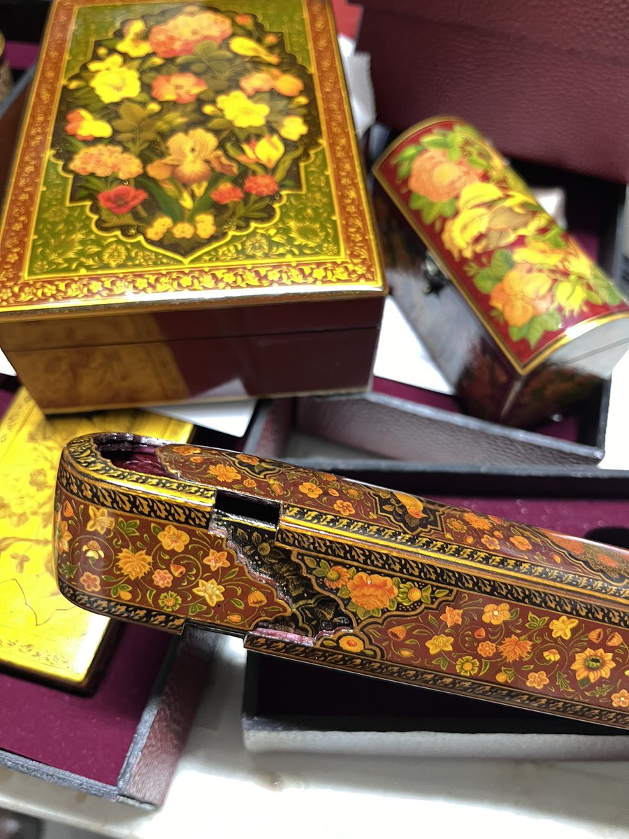 SaharSalkhi's tweet image. قلمدان‌ها مهم‌ترین عامل تشویق به آموختن خطاطی و خوشنویسی بودند 
قلمدان‌ها و آثار لاکی وحید فانید سوغات سفر تبریز