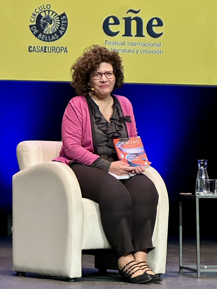 brionesci's tweet photo. Realmente interesante la conversación sobre literatura y ciencia entre #IsabelFuentes y @Astro_SaraG en @cbamadrid, en un acto conjunto entre la #BienalCiudadYCiencia y el #FestivalEñe. https://t.co/QpDPsjawIH