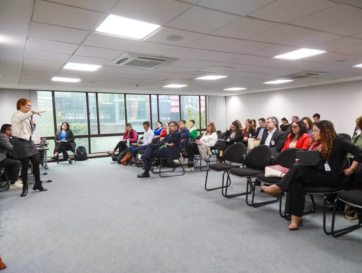 En la mañana de este jueves se realizó la Mesa de trabajo sobre el proyecto normativo que actualiza el Decreto 677 de 1995, “Por el cual se reglamenta parcialmente el Régimen de Registros y Licencias, el Control de Calidad, así como el Régimen de Vigilancia Sanitaria de